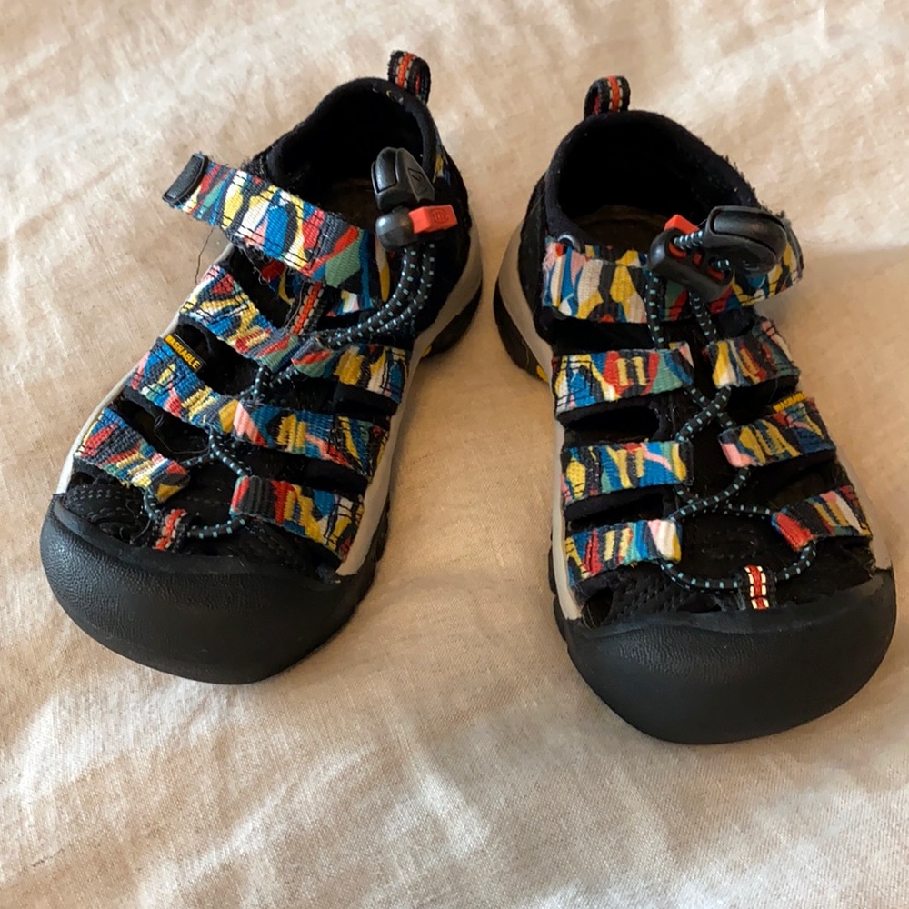 LIKE NEW KEEN toddlers